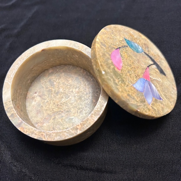 Vintage soap stone small round trinket box with floral inlays. - Picture 3 of 6